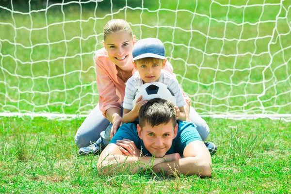 Retrato de família feliz com bola de futebol — Fotografia de Stock