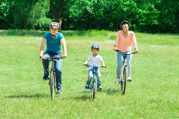 Garçon avec son parent équitation vélo — Photo