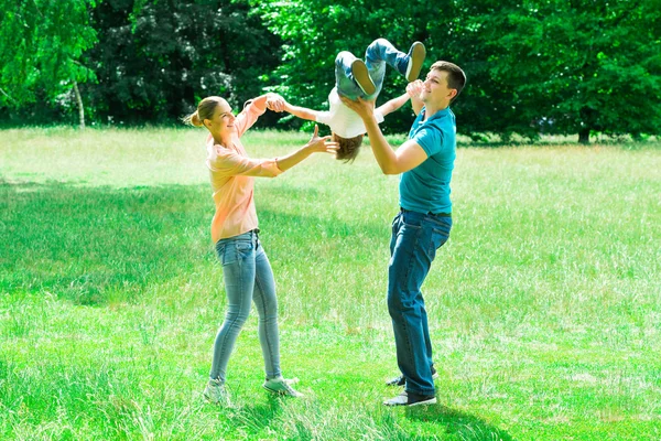 Familjen njuter i park — Stockfoto