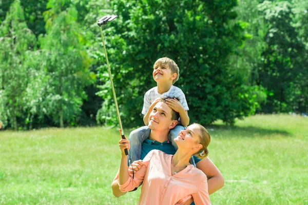 Familie macht Selfie — Stockfoto