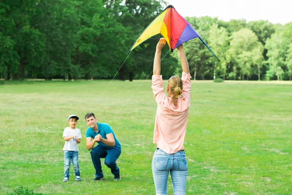 カラフルな凧の飛行の家族 — ストック写真