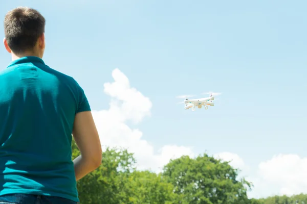 Homem operando drone — Fotografia de Stock