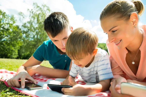 Famille utilisant une tablette numérique — Photo