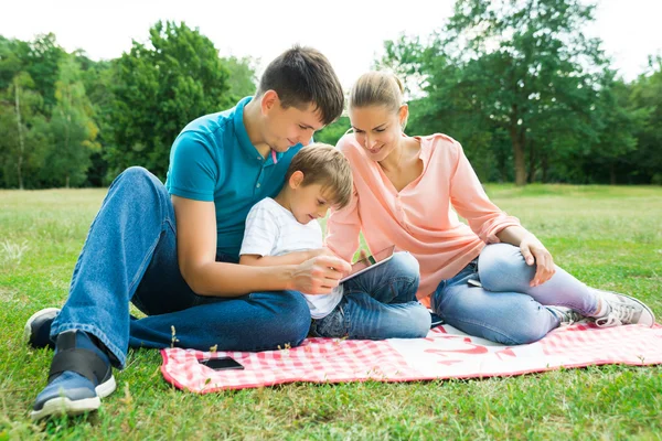 Rodzina korzystająca z tabletu cyfrowego — Zdjęcie stockowe