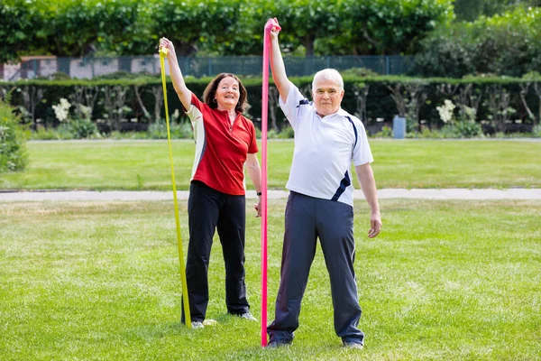 Seniorenpaar übt — Stockfoto