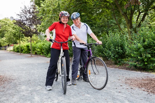 Pareja de ciclismo en el parque —  Fotos de Stock