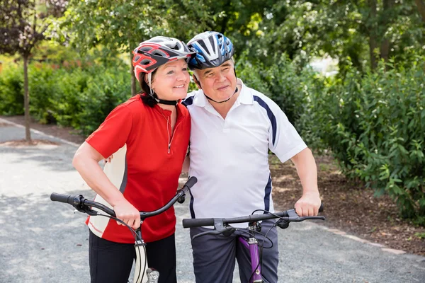 公園でのサイクリングのカップル — ストック写真
