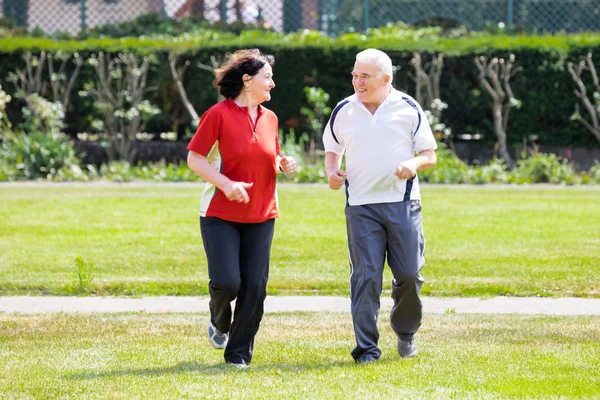 Coppia che corre nel parco — Foto Stock