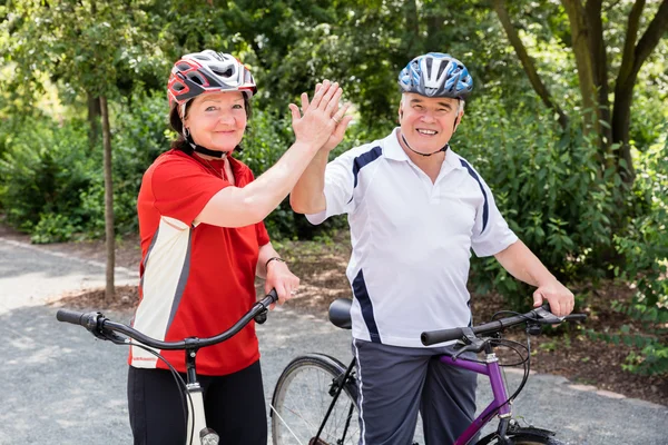 Pareja de ciclismo en el parque — Foto de Stock