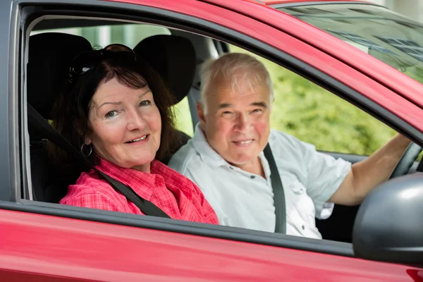 Paar zitten in de auto — Stockfoto