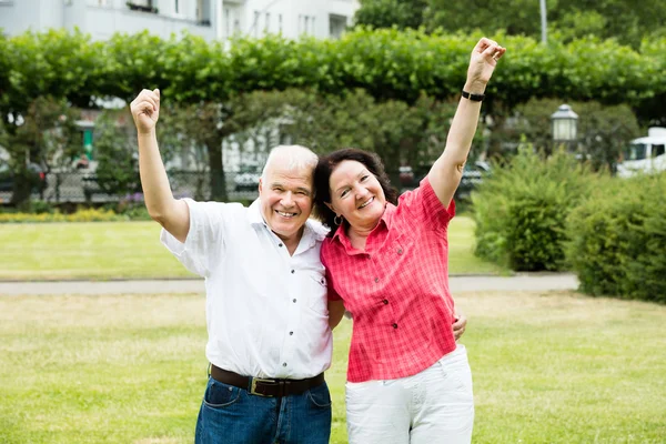 Casal se divertindo no parque — Fotografia de Stock