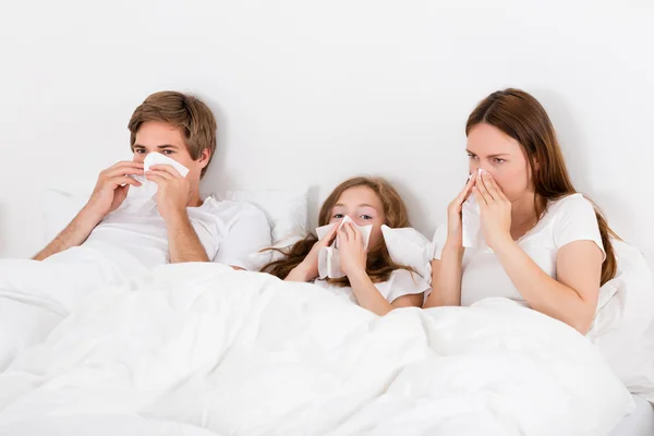 Familie leidet unter Erkältung — Stockfoto