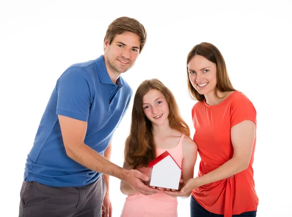 Sorrindo Família Segurando Casa Modelo — Fotografia de Stock