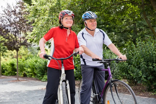 Couple de personnes âgées avec leurs vélos — Photo