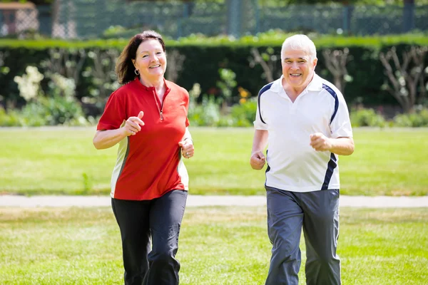 Coppia che corre nel parco — Foto Stock