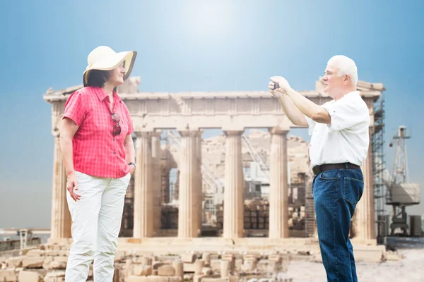 Äldre man med fotografi — Stockfoto