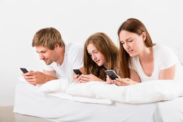 Rodina, používání mobilních telefonů — Stock fotografie