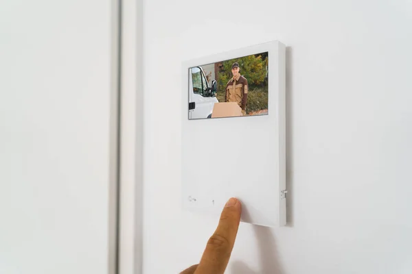 Homem Usando Sistema Segurança Entrada Vídeo Intercom — Fotografia de Stock