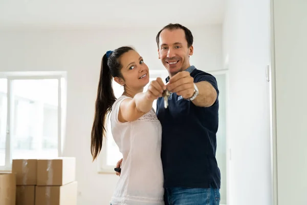 Casal Feliz Movendo Para Casa Nova Casa Segurando Chaves — Fotografia de Stock