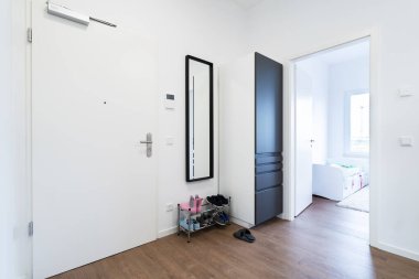 Koridor girişindeki mobilyalara gelin. İçerideki Ev Mülkiyeti