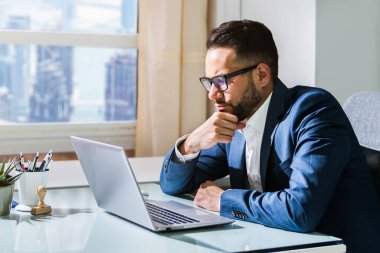 Düşünen İşadamı Ofis Bilgisayarını Kullanıyor. Dalgın Adam