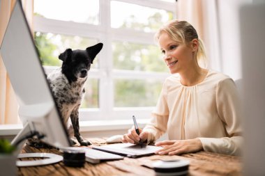 Bilgisayarda Fotoğrafla Çalışan Grafik Web Tasarımcısı