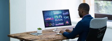 Bilgisayarda Finansal İş Verilerini Kullanan Afrikalı Amerikalı Analist