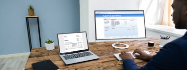 Çevrimiçi Bankacılık yaparken Genç İşadamı Faturaya Bakıyor