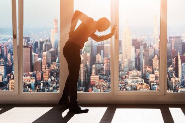 Modern Ofiste Sırt Ağrısı çeken Genç İşadamı