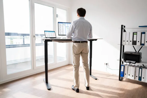 Homem Trabalhando Computador Mesa Escritório Casa — Fotografia de Stock