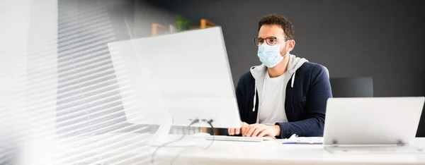 Business Employee Wearing Face Mask Computer Desk — Stock fotografie