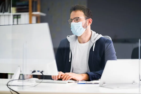 Biznes Pracownik Noszący Maskę Twarzy Biurku Komputera — Zdjęcie stockowe