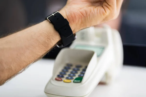 Απρόσκοπτη Πληρωμή Κινητού Χρησιμοποιώντας Smart Watch Και Nfc Ασύρματο Τερματικό — Φωτογραφία Αρχείου
