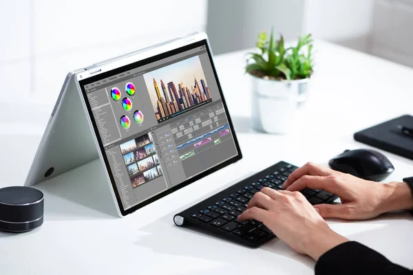 Editor Video Designer Utilizzando Software Editing Tecnico Sul Computer — Foto Stock