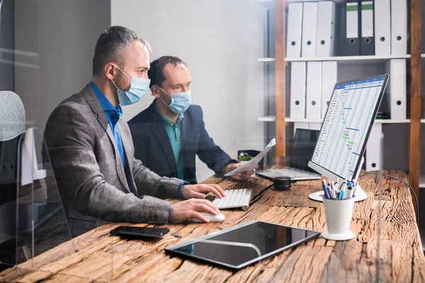 Menedżer Szkolenia Business People Computer Face Mask — Zdjęcie stockowe