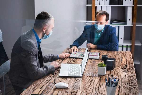 Menedżer Szkolenia Business People Computer Face Mask — Zdjęcie stockowe