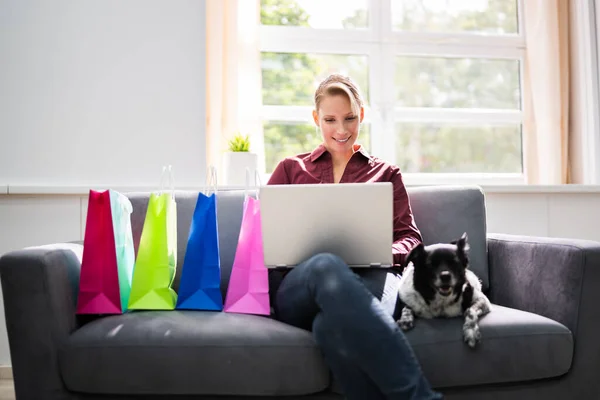 Etrade Online Shopping Sofa Kullanımı Laptop — Stok fotoğraf