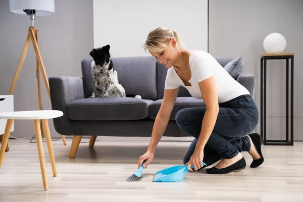 妇女用勺子清洁家居客厅地板 — 图库照片