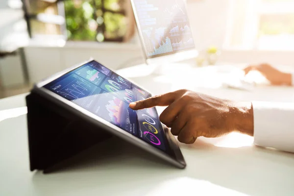 Grafico Mercato Kpi Tablet Analista Africano Delle Imprese — Foto Stock