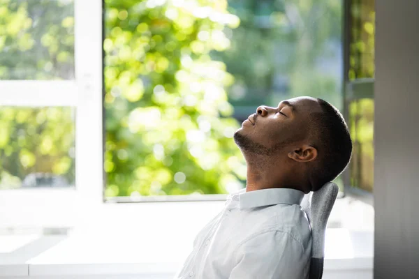 Frische Luft Schreibtisch Büro Afroamerikaner Entspannen Sich Fensternähe — Stockfoto