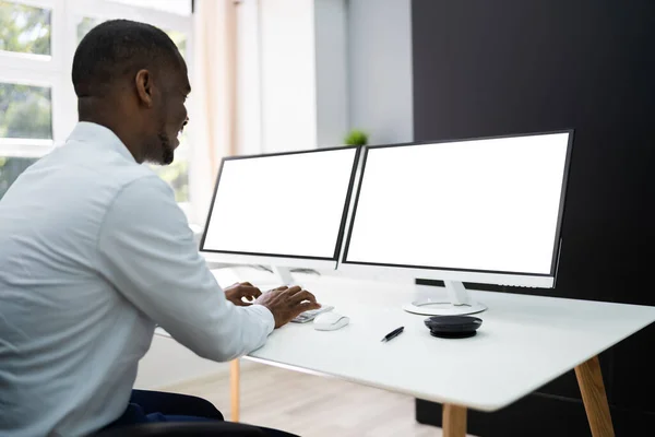 Gerente Africano Trabalhando Computador Corporativo Com Tela Branco — Fotografia de Stock