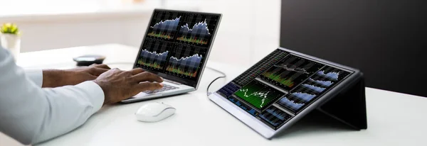 複数のラップトップコンピュータ画面を使用した証券取引所アナリスト — ストック写真