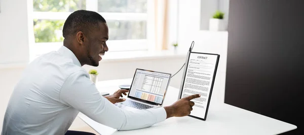 Gerente Afroamericano Usando Computadora Portátil Corporativa —  Fotos de Stock