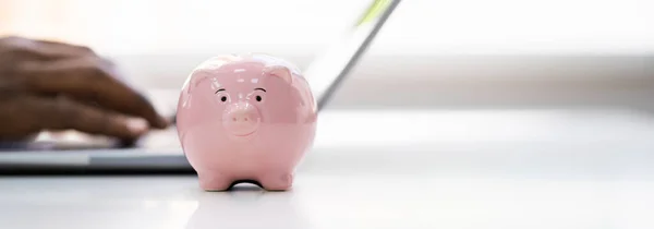 Ukládat Peníze Online Pomocí Bank Piggy Notebooku — Stock fotografie