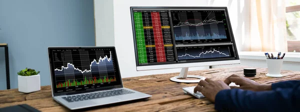 African American Analyst Trading Stock Exchange Laptop Számítógép Használatával — Stock Fotó