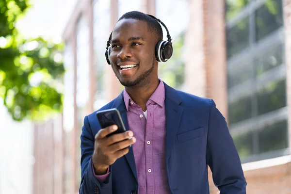 Africký Američan Poslouchání Hudby Bezdrátových Sluchátkách Venku — Stock fotografie
