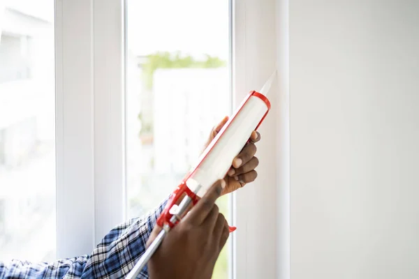 Aplicação Vedante Caulk Selo Janela Silicone Impermeabilização — Fotografia de Stock