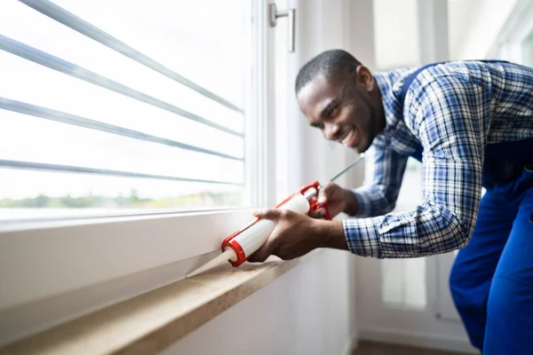 Caulk Tätningsmedel Ansökan Silikonfönstertätning Och Tätning — Stockfoto