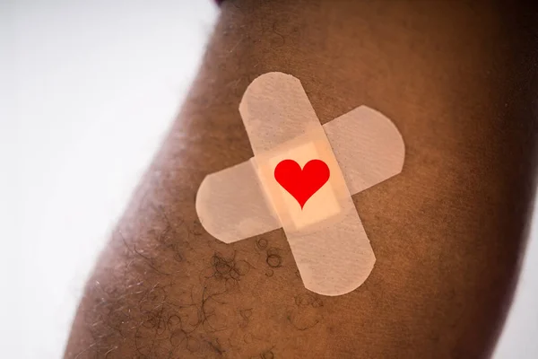 Concepto Donación Sangre Donante Afroamericano Con Curita Corazón —  Fotos de Stock