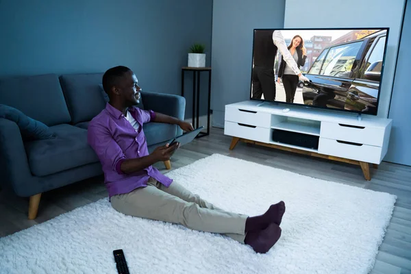 Grande Versão Homem Africano Assistindo Filme Televisão — Fotografia de Stock